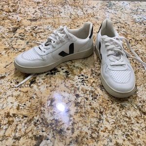 Veja Woman's Esplar Low Top Sneakers